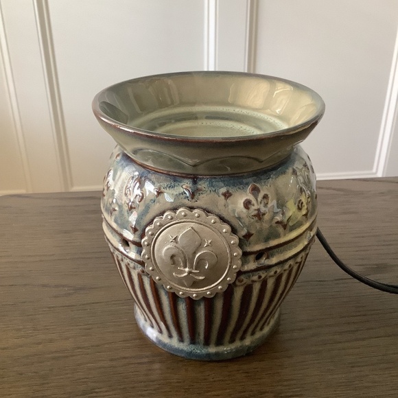 NEW Scentsy Warmer In Charlemagne Authentic - Picture 2 of 15